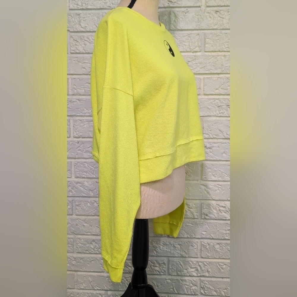 NWT Hot Topic Neon Yellow Yin-Yang Crop Sweatshirt Long Sleeve Sz M Lightweight - Picture 4 of 8